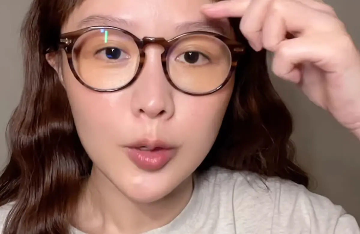 ▲荔枝兒過世前最後身影曝光，她最新一支自己上傳的IG影片是今年6月PO的「眼鏡妝容」教學，粉絲得知她死訊後則留言驚呼「不敢相信」。（圖／荔枝兒IG@hehehaha1989）