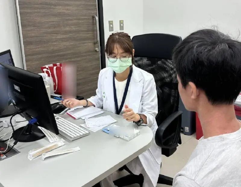 夏天異位性皮膚炎爆癢裂開！少女抗拒乳液　醫一看搖頭：治療白費