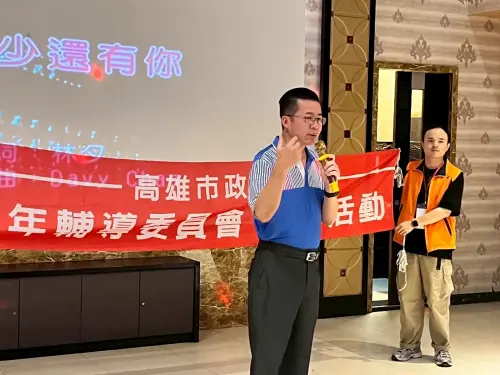 ▲高市警局少年隊陳仁正肯定及感謝家長陪伴少年到享溫馨KTV博愛店歡唱，享受難得的親子時光。（圖／高市少年隊提供）