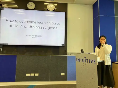▲台北市立聯合醫院仁愛院區李淑文醫師於達文西機械手臂手術醫師認證資格課程中，分享如何克服機械手臂手術的學習障礙。（圖／李淑文提供）