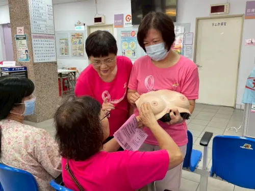 ▲活動現場民眾透過道具體驗自我篩檢。（圖／中華民國乳癌病友協會提供）
