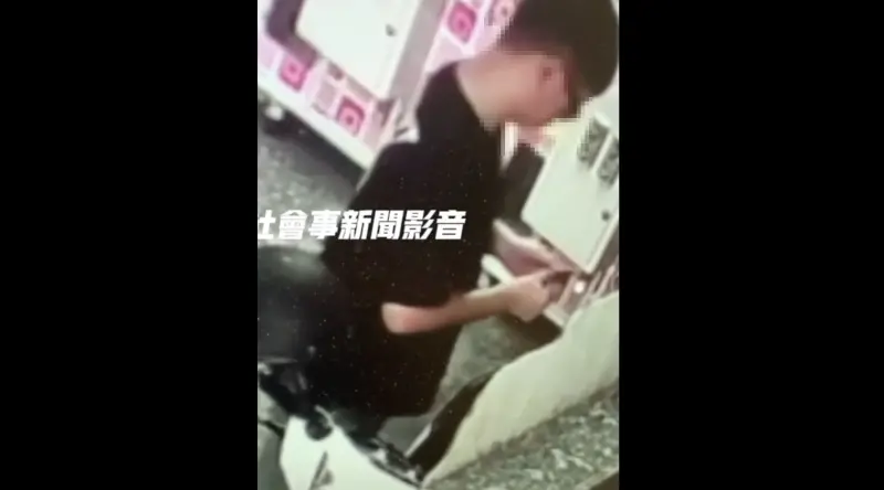 ▲台中男辯稱是點蚊香才會不慎造成娃娃機台毀損。（圖／翻攝社會事新聞影音）