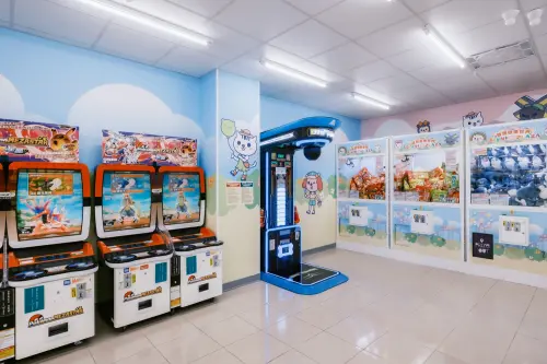 ▲7-11設有「盒玩智FUN機」、Pokémon Ga-Olé、三國幻戰卡片遊戲機、音樂格子機、太鼓達人、冰球機、搖搖馬等互動型設備。（圖／7-11提供）