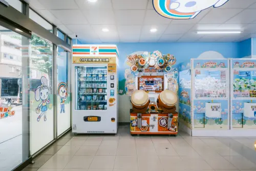 ▲7-11「娃寶機」提供正版授權肖像玩偶、可愛小物及流行零食、飲品等夾取商品，還有咖啡、思樂冰也夾得到。（圖／7-11提供）
