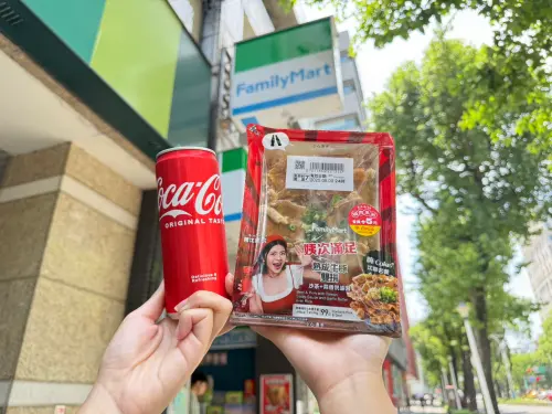 ▲8月19日前購買指定「燒肉宇宙」系列鮮食任乙款，加價5元即可搭購可口可樂隨行罐。（圖／7-11提供）