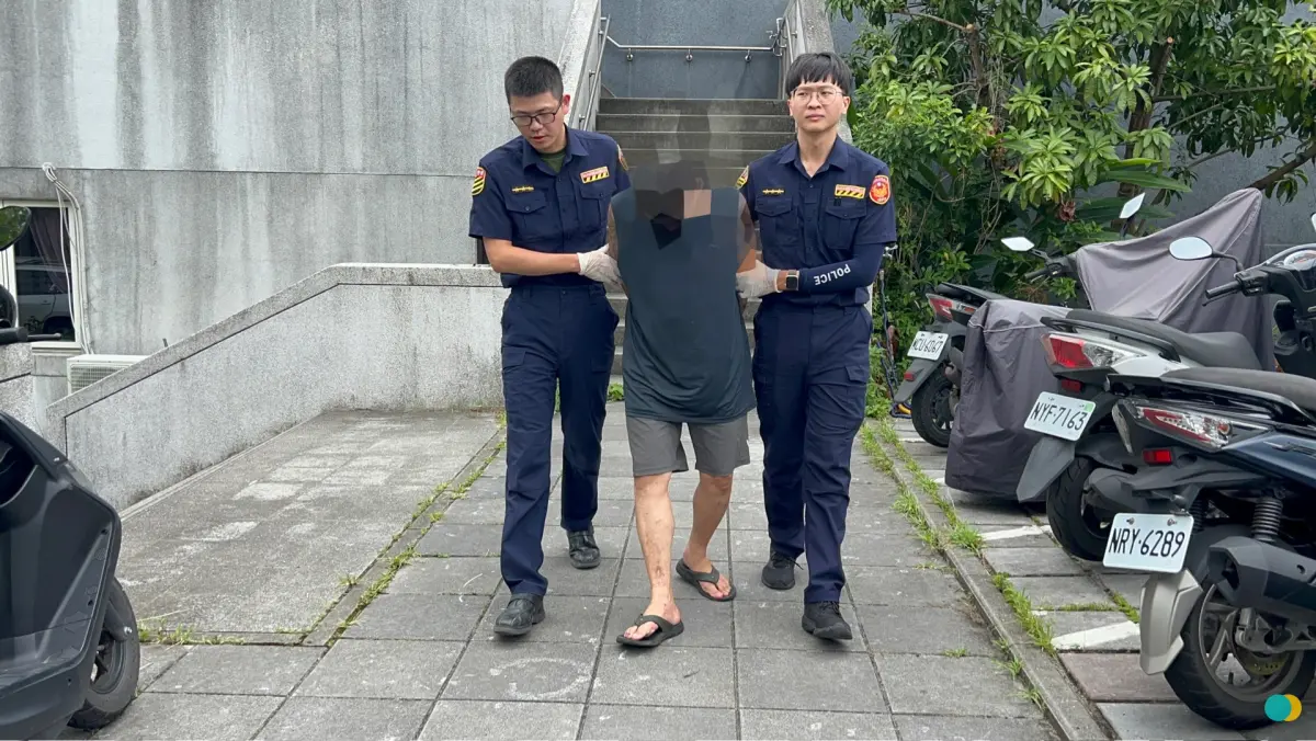 ▲49歲的葉姓男子因伏在方向盤上顫抖不止而遭盤查，拒檢後一路逃逸至仁愛街一家排骨店旁，因擦撞失控後，終遭警察逮捕。（圖／翻攝畫面）