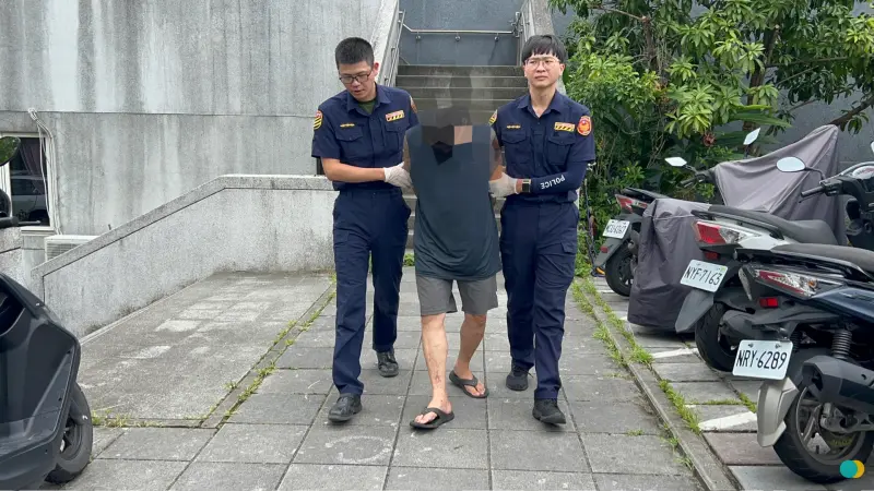 ▲49歲的葉姓男子因伏在方向盤上顫抖不止而遭盤查，拒檢後一路逃逸至仁愛街一家排骨店旁，因擦撞失控後，終遭警察逮捕。（圖／翻攝畫面）