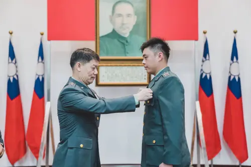 ▲陸軍航特部中將指揮官楊丞華為結訓學員別上飛行勳章。（圖／陸軍飛訓部提供）