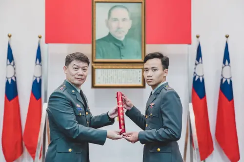 ▲陸軍航特部中將指揮官楊丞華頒發結訓學員結業證書。（圖／陸軍飛訓部提供）