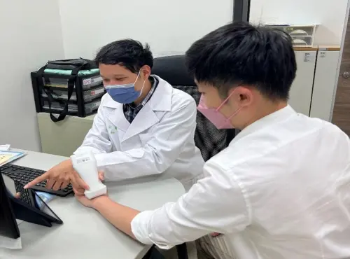 ▲楊宗翰醫師表示，手持超音波可協助診斷異常腫塊，釐清病因，建議民眾應及早就醫接受妥善治療。（圖／新竹台大分院提供）