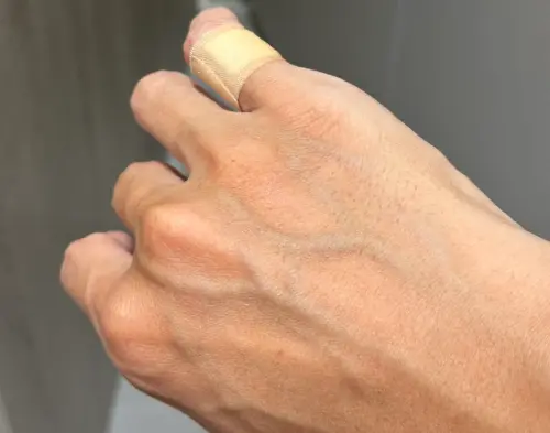 ▲蘇姓警員用警棍敲車窗過程中不慎傷及手指流血，民眾目擊過程直呼非常英勇。（圖／翻攝畫面）