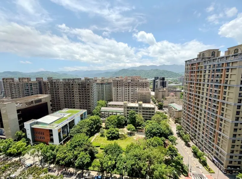 ▲房價高漲，年輕人要靠自己買房愈來愈難，永慶房產集團統計六都近五年青年購屋情形發現，高雄同總價能買到的面積縮減11.2％、少了4.9坪，相當於一間主臥室。（圖／永慶房屋提供）