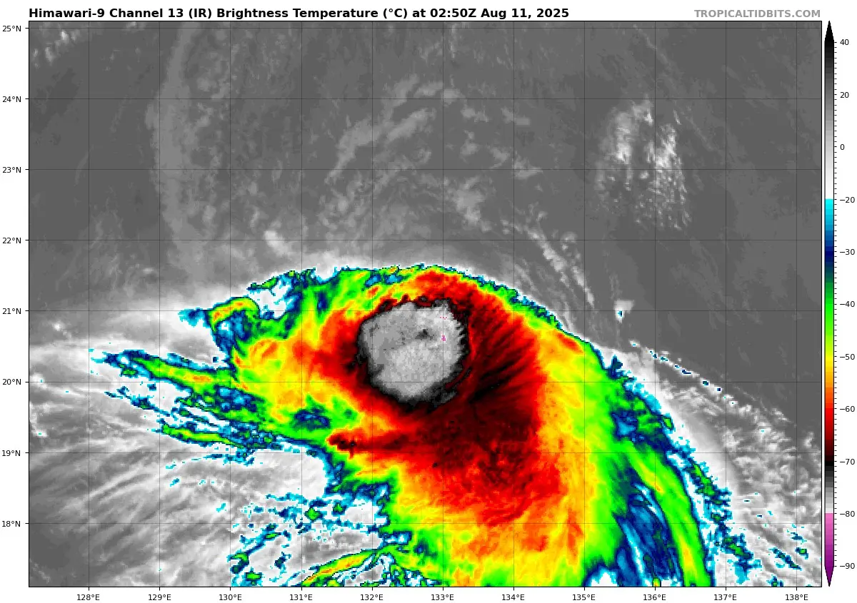 ▲楊柳颱風的外型就像一顆「禿頭」，北側的環流發展不佳，中心上下側非常不均勻。（圖／翻攝tropical tidbits）