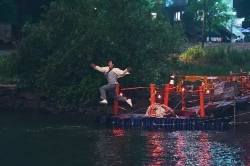 ▲▼《凌晨兩點的惡魔》中，有跳河、跳漢江的橋段。（圖／車庫娛樂）