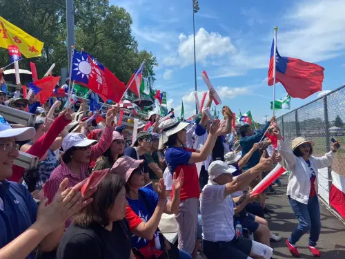 ▲比賽期間，駐芝加哥辦事處代表及當地僑胞也到場為中山國中應援。中華民國國旗飄揚球場上空，場邊傳出熱烈加油聲，展現台灣凝聚力。（圖／取自Taiwan in Chicago 臉書）