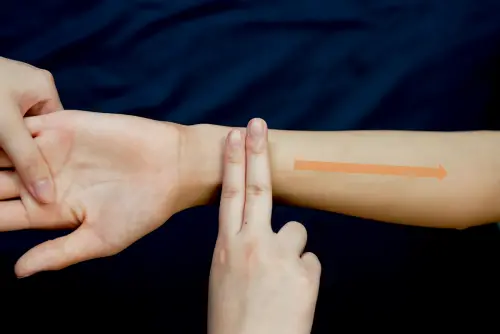 ▲清天河水：食指和中指併攏，自手腕橫紋推向手肘橫紋。（圖／台北慈院提供）