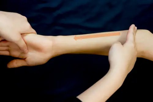 ▲退六腑：食指和中指併攏，從手肘尺側緣推向手腕尺側緣。（圖／台北慈院提供）