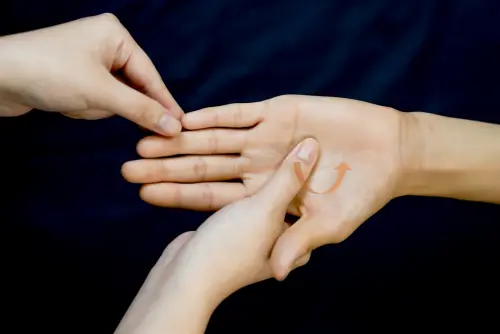 ▲運內勞宮：勞宮穴位於手掌正中央，大拇指按住左手穴位，逆時針方向畫圈。（圖／台北慈院提供）