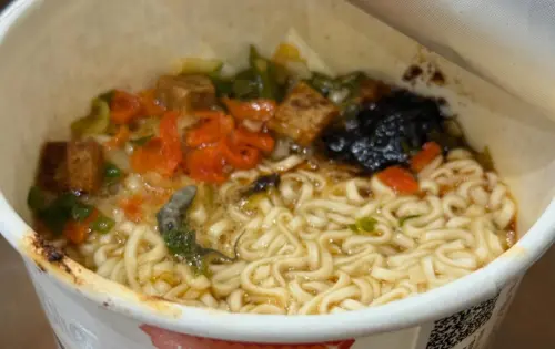 宵夜吃泡麵驚見「壁虎寶寶屍浮湯上」！ 業者曝製程：不可能完整
