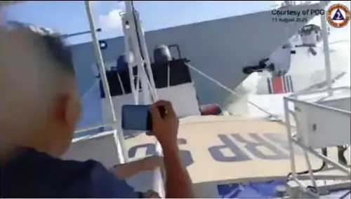 影／糗！中國海警船追逐菲船鬧烏龍　竟與解放軍軍艦相撞嚴重受損
