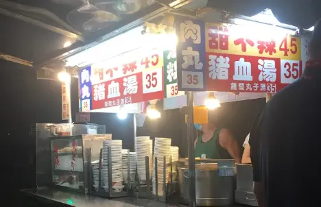 ▲士林華榮市場入口處的甜不辣小吃攤，老闆菸嗓「來坐喔～」的叫賣聲更是成為好幾代士林人的共同回憶。（圖／翻攝GoogleMaps）