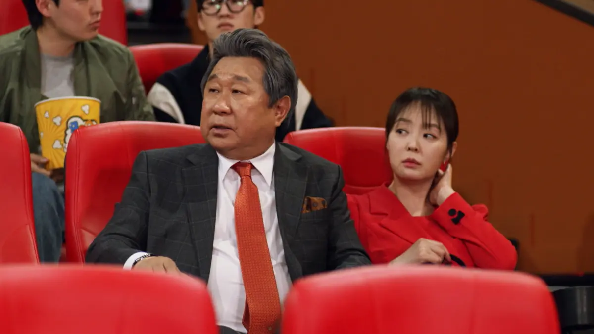 ▲《冤家變親家》中，林河龍（左）結婚又離婚，還吃嫩草穩交小30歲女友，讓小孩超頭痛。（圖／中天娛樂台）