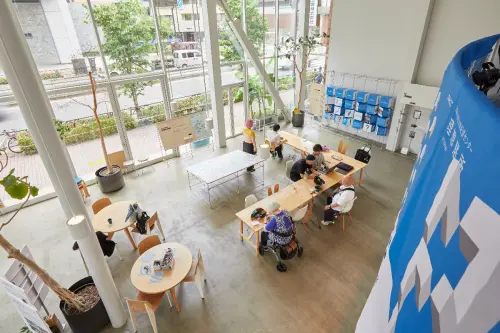 ▲「理想居所 in Tokyo」展覽現場觀眾自在地穿梭於各個展區，在語言、聲音與互動裝置中感受家的多重想像與文化連結。（圖／Plan b提供）