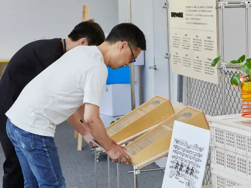 ▲▼「理想居所 in Tokyo」是一趟象徵回家的旅程，二樓展區呈現打彈珠等臺灣童玩元素，喚起觀眾的童年記憶與文化連結。（圖／Plan b提供）