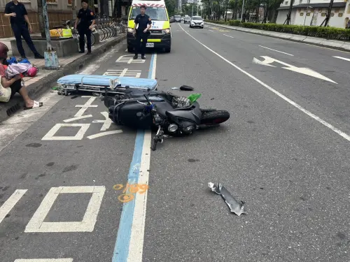 ▲新北土城捷運站外發生騎士自撞斷指意外。（圖／翻攝畫面）