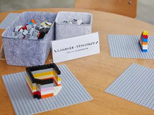 ▲參觀「理想居所 in Tokyo」的觀眾可以用繪畫、貼紙與樂高，具象拼湊出心中理想的家。（圖／Plan b提供）