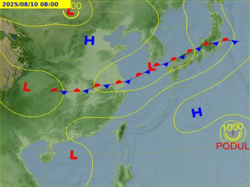 ▲從地面天氣圖可以看到，日本上空有非常明顯的「滯留鋒面」導致降雨。（圖／中央氣象署cwa.gov.tw）
