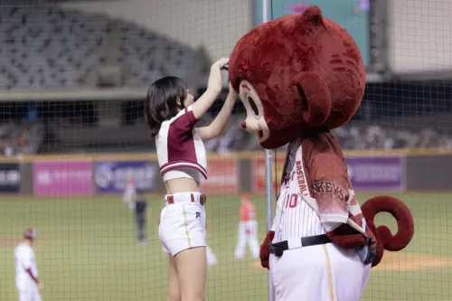 ▲籃籃幫人氣吉祥物「猿氣小子」別上蝴蝶結。（圖／樂天桃猿提供）