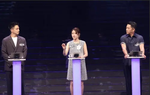 ▲麻衣（中）在《哈！真相大白了》眼光不小心看向才新婚的曾子余（左），大夥兒忍不住取笑。（圖／公視提供）