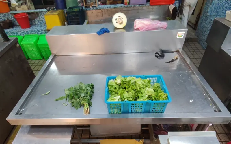 ▲新莊公有市場帥哥菜販廖炯程近期發文表示，最近傳統市場菜攤都空蕩蕩，「根本不用問菜價，因為連菜都沒有！」（圖／菜販廖炯程臉書）