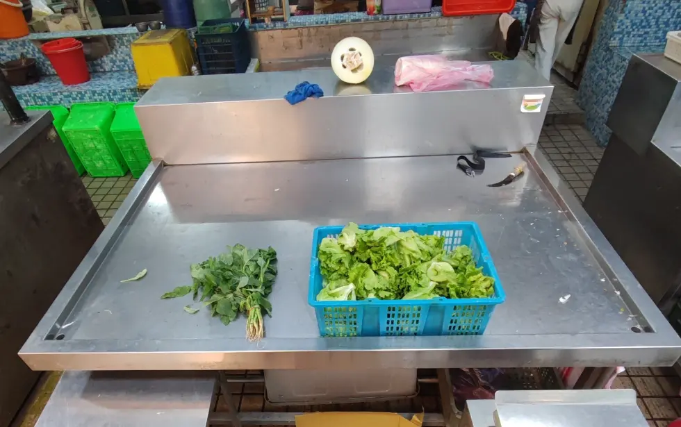 ▲新莊公有市場帥哥菜販廖炯程近期發文表示，最近傳統市場菜攤都空蕩蕩，「根本不用問菜價，因為連菜都沒有！」（圖／菜販廖炯程臉書）