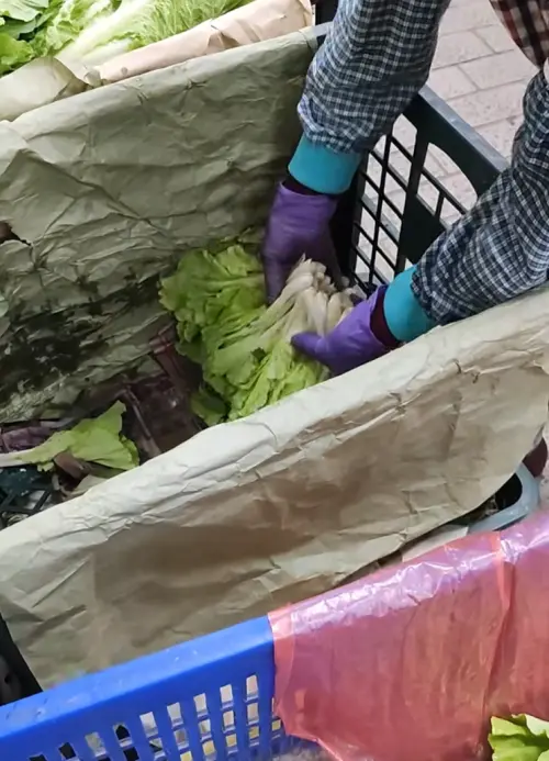 ▲廖炯程也表示，目前傳統市場現況就是「沒有菜」，而且來的菜大多水傷，五斤得挑掉一斤才能賣。（圖／廖炯程臉書）