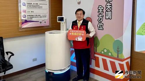 ▲凱旋醫院推出AI智能醫療機器人，結合追蹤與引導帶路的功能，陪伴病友從診間到藥局、注射站，確保完成領藥與打針流程。（圖／記者陳美嘉攝，2025.08.11）