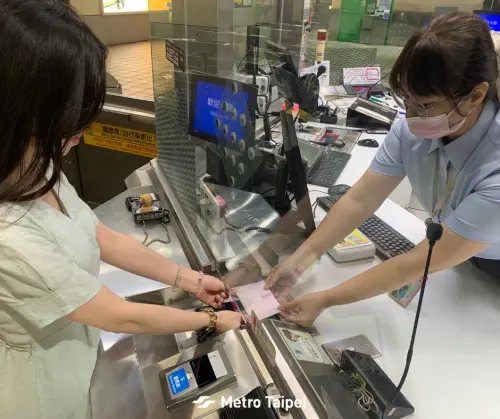 ▲北捷各車站詢問處，7月起提供女性生理用品以備不時之需。（圖／北捷公司）