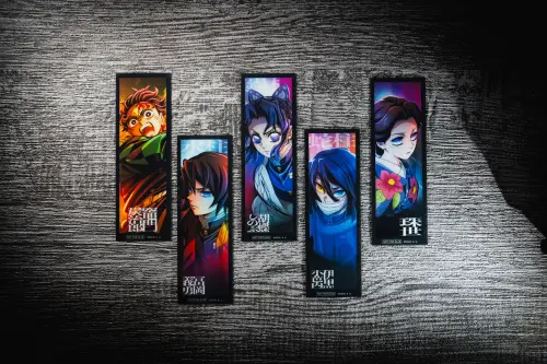 ▲《劇場版「鬼滅之刃」無限城篇 第一章 猗窩座再襲》2D版本第2週特典，透明書籤實拍。（圖／木棉花@e-muse.com）