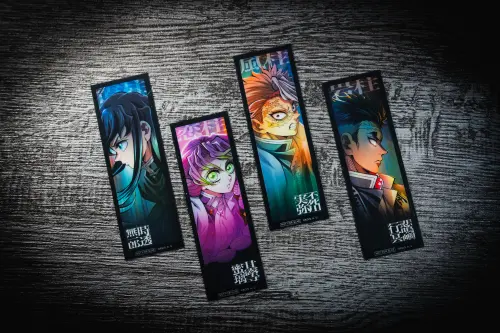 ▲《劇場版「鬼滅之刃」無限城篇 第一章 猗窩座再襲》2D版本第3週特典，透明書籤實拍。（圖／木棉花@e-muse.com）