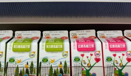 ▲無糖豆漿近幾年在超商非常熱銷，店員都有感進貨量變多，雖然以前20元漲到25元，但仍有許多民眾愛喝。（圖/記者鍾怡婷攝）