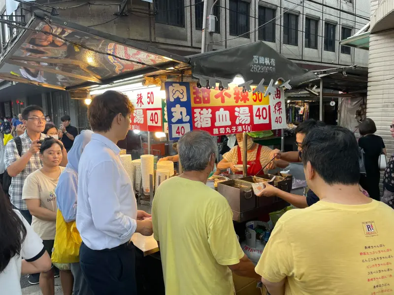 ▲前台北市議員陳建銘今（11）日前往華榮市場口甜不辣攤位現場關心，發現依舊準時出攤，而且人潮已經滿滿。（圖／翻攝議員陳建銘臉書）