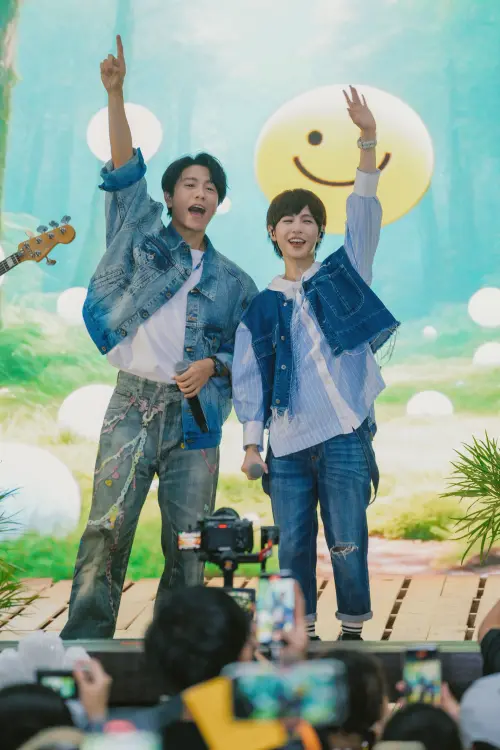 ▲昨日（8/10），小魏魏嘉瑩在信義區DREAM PLAZA舉辦「有你就配快樂夏日音樂會」，特別邀請金曲創作才子韋禮安擔任嘉賓。現場演出17首歌曲，包含點歌環節，宛如小型演唱會規格，讓樂迷大呼過癮。韋禮安驚喜現身，更將氣氛推向高潮。（圖／相映音樂提供）