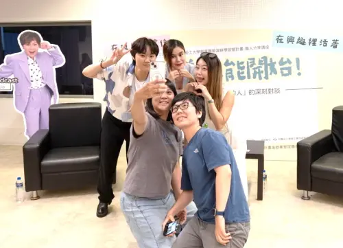 ▲高雄市政府勞工局舉辦職人分享講座，職人和與會民眾互動熱絡。(圖／高雄市政府勞工局提供)