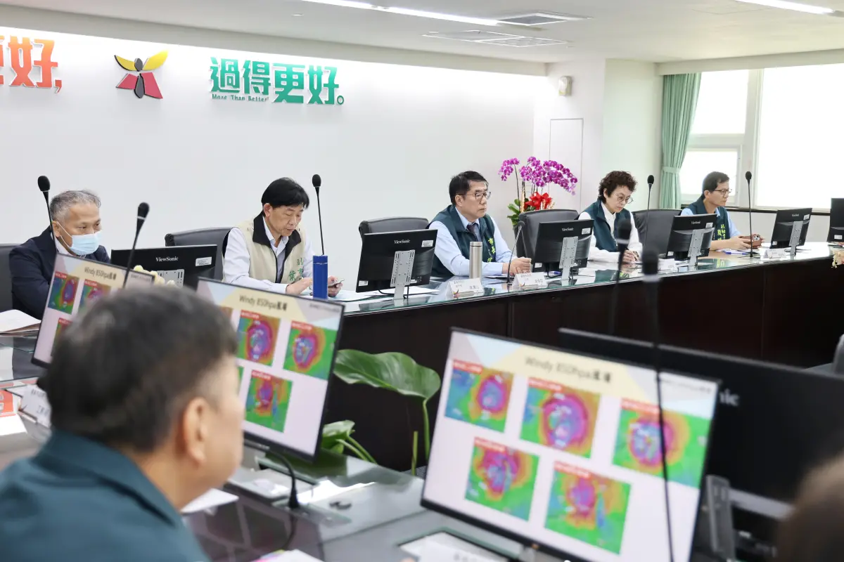 ▲台南市政府召開楊柳颱風防颱整備會議，黃偉哲要求各單位巡檢各項設施及盤點防汛資源。(圖／南市府提供)