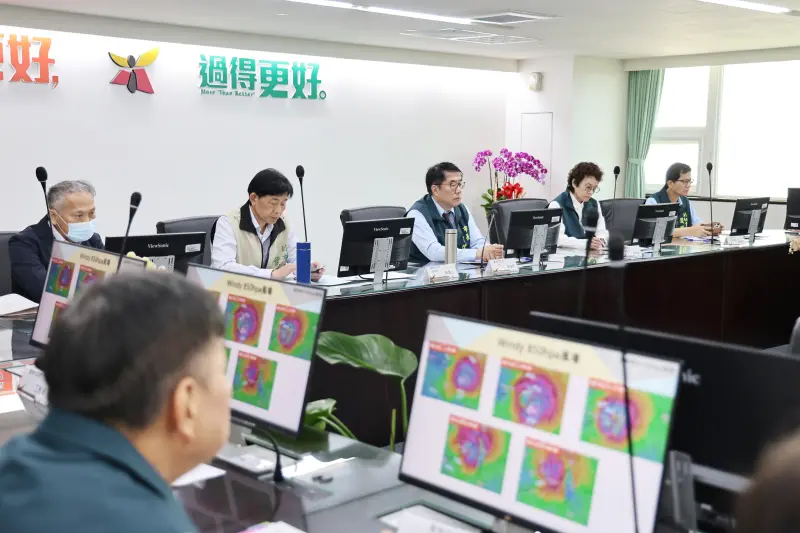 ▲台南市政府召開楊柳颱風防颱整備會議，黃偉哲要求各單位巡檢各項設施及盤點防汛資源。(圖／南市府提供)