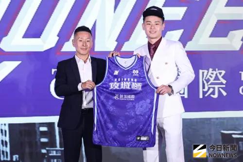 ▲新竹御嵿攻城獅用狀元籤選進健行科大隊長劉承勳。（圖／記者朱永強攝，2025.08.11）