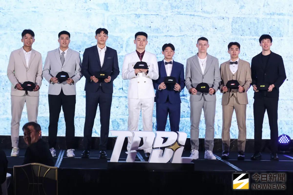 ▲新竹御嵿攻城獅用狀元籤選進健行科大隊長劉承勳，新北中信特攻則是以榜眼籤選進台灣師範大學的曾信武，永豐雲豹第3順位選進來自健行科大的徐宏瑋。最終TPBL今年選秀共選兩輪、選進8人。（圖／記者朱永強攝，2025.08.11）