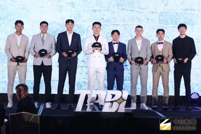 ▲新竹御嵿攻城獅用狀元籤選進健行科大隊長劉承勳，新北中信特攻則是以榜眼籤選進台灣師範大學的曾信武，永豐雲豹第3順位選進來自健行科大的徐宏瑋。最終TPBL今年選秀共選兩輪、選進8人。（圖／記者朱永強攝，2025.08.11）