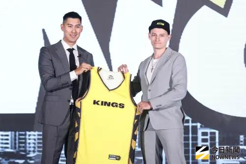 ▲首輪最後一順位的新北國王選擇「新台灣人」、來自台藝大的喬納森。（圖／記者朱永強攝，2025.08.11）